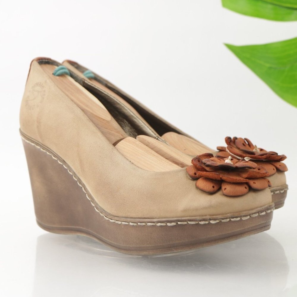 Karino Women's Wedge Pump Size 36 5 Platform Tan Taupe Suede Flower Boho Chic